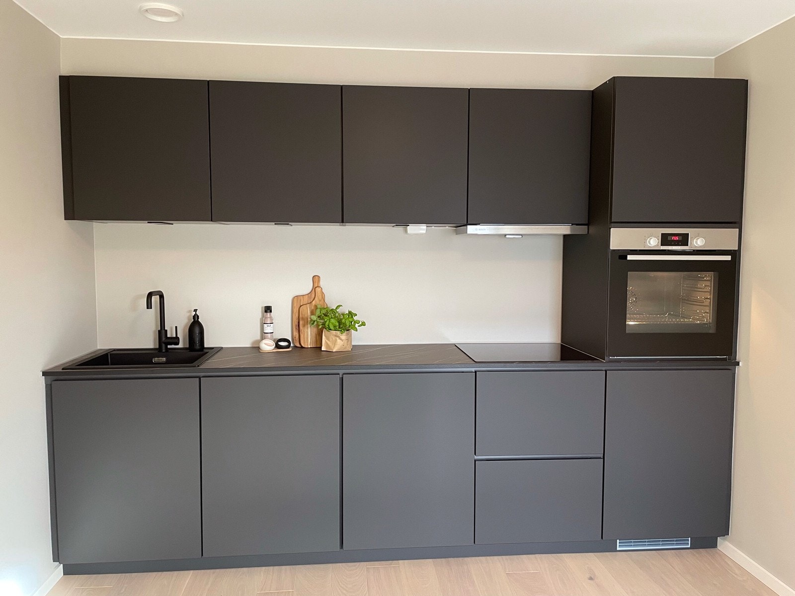 Nytt Kvik-kjøkken med integrerte hvitevarer og induksjonstopp. Galleribilde