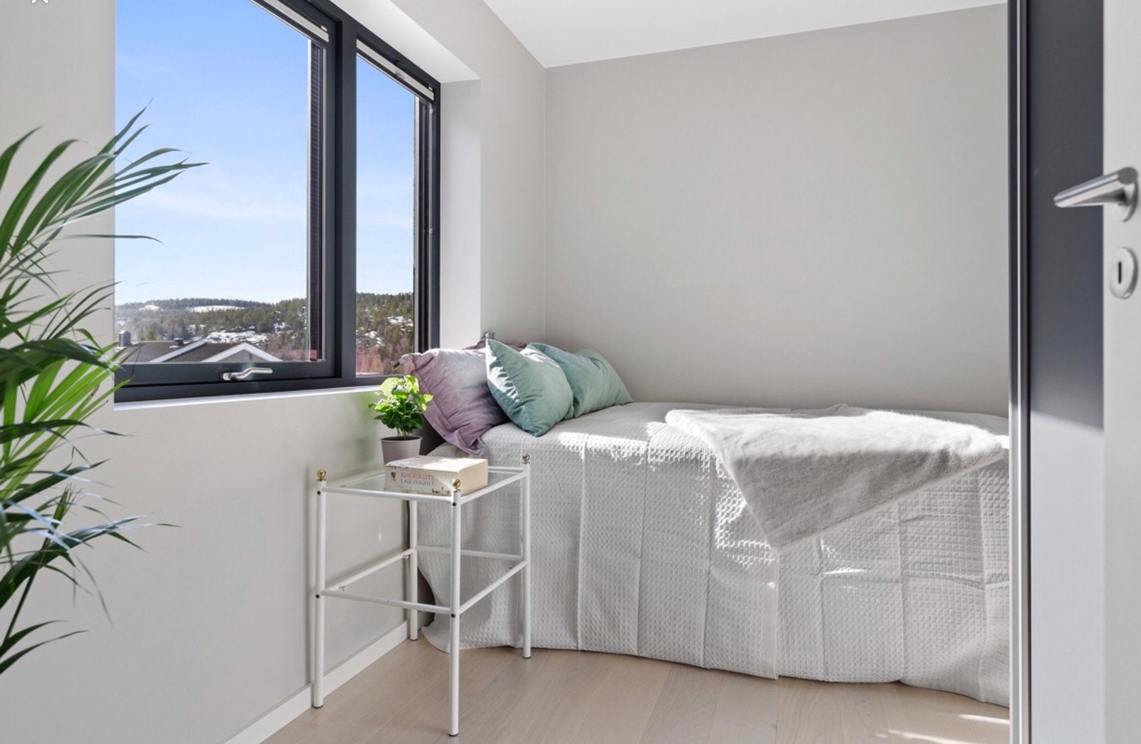 Romslig soverom med lystette persienner. Galleribilde