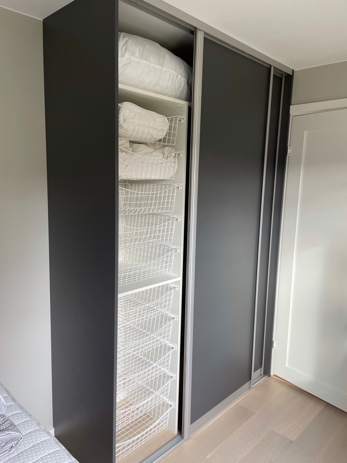 Romslig skyvedørsgarderobe. Galleribilde