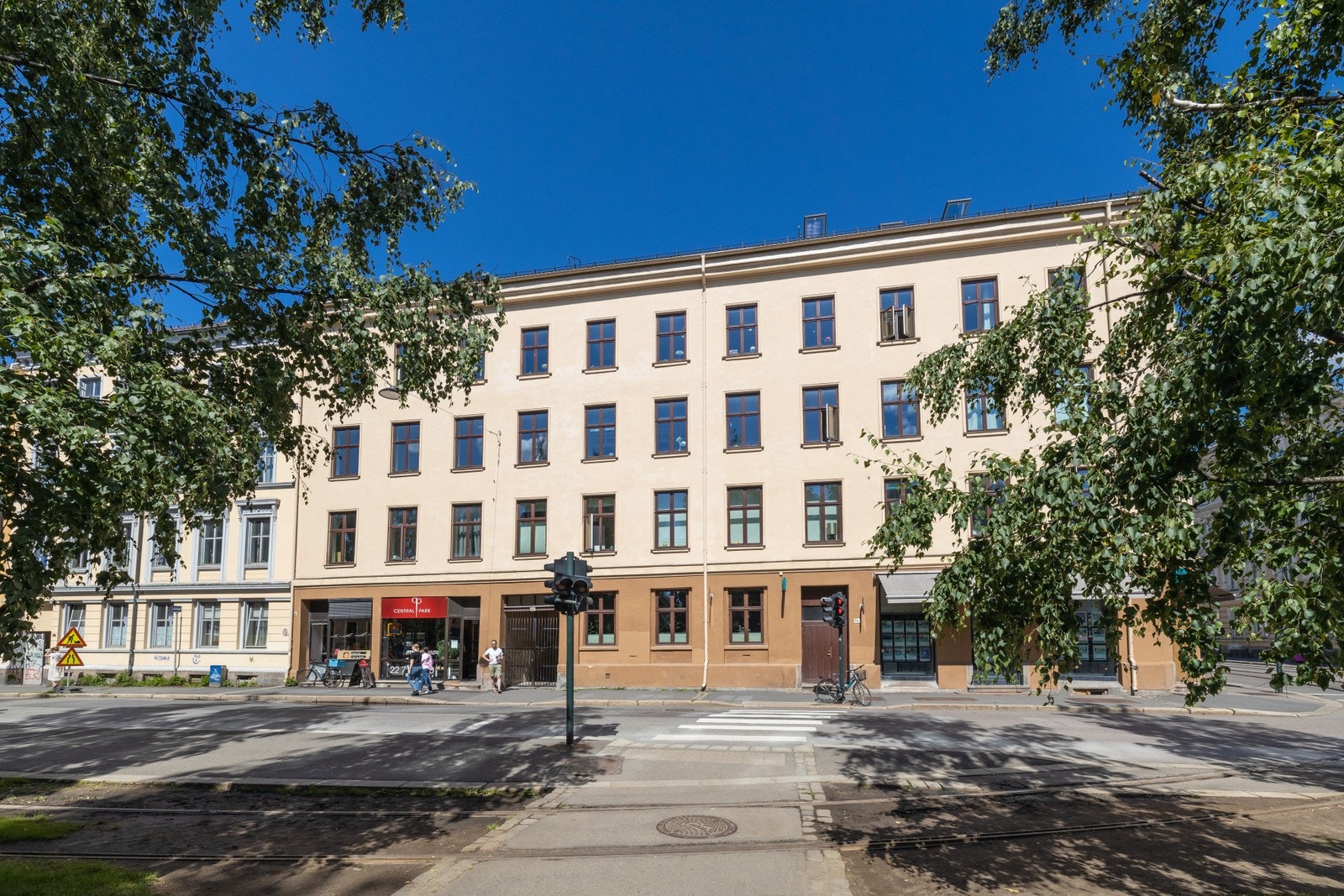 Fasade (Trikkestopp utenfor døren) Galleribilde