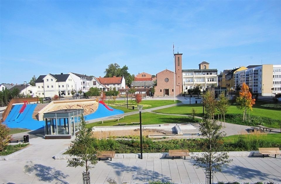 Park med parkeringskjeller som nærmeste nabo Galleribilde