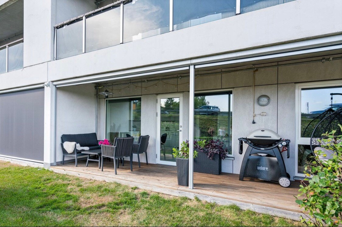 Heldekkende fjernstyrt solscreens sørger for mindre innsyn og mer private omgivelser. (Se naboleilighet). Galleribilde