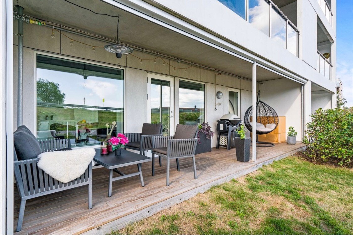 Terrassen er takoverbygget som gir muligheter for å nyte et grillmåltid ute selv om det regner. Galleribilde