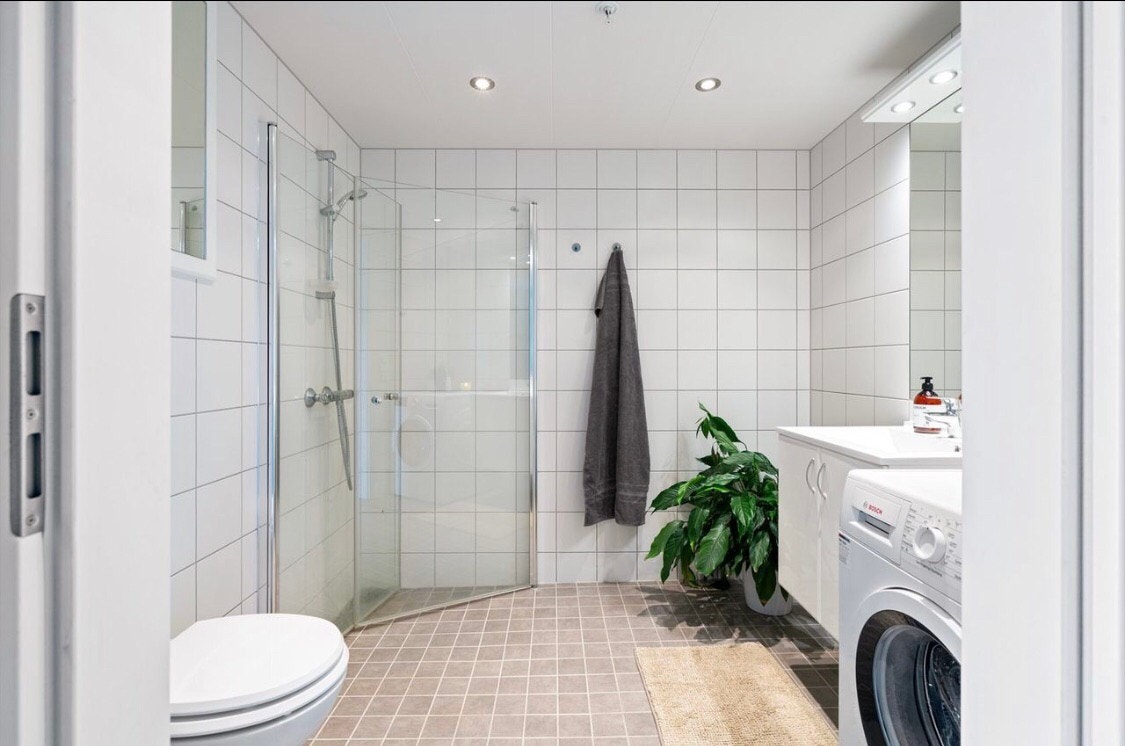 Videre har badet vegghengt toalett, dusjhjørne og pent lyssatt himling med downlights. Galleribilde