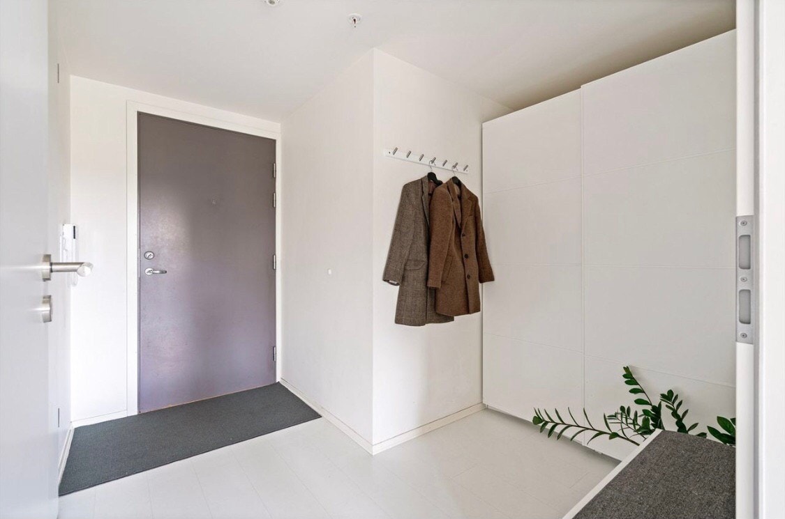 Lys og romslig entrè med god plass til å henge fra yttertøy i en romslig skyvedørsgarderobe. Galleribilde