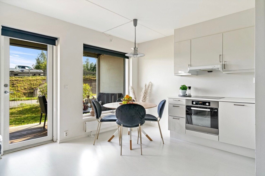 Store vindusflater gir gode lysforhold og legger forholdene til rette under matlaging. Galleribilde