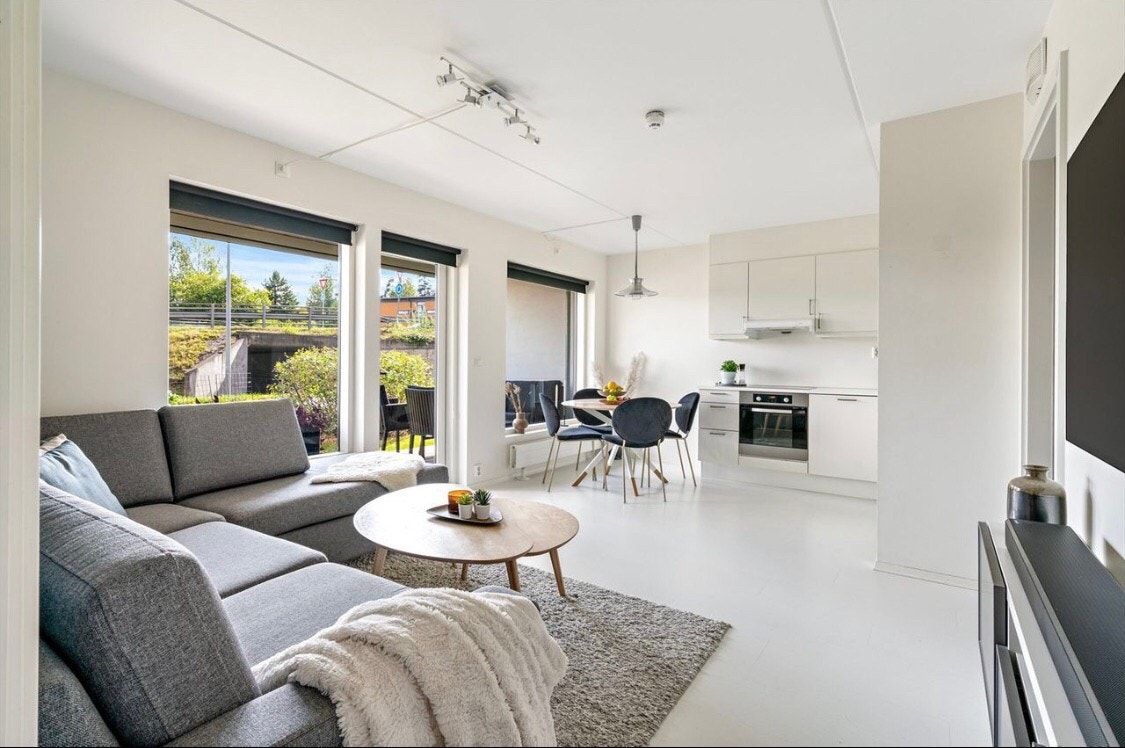 Utgang fra stuen til solrik markterrasse og hagedel på 15 kvm. Galleribilde