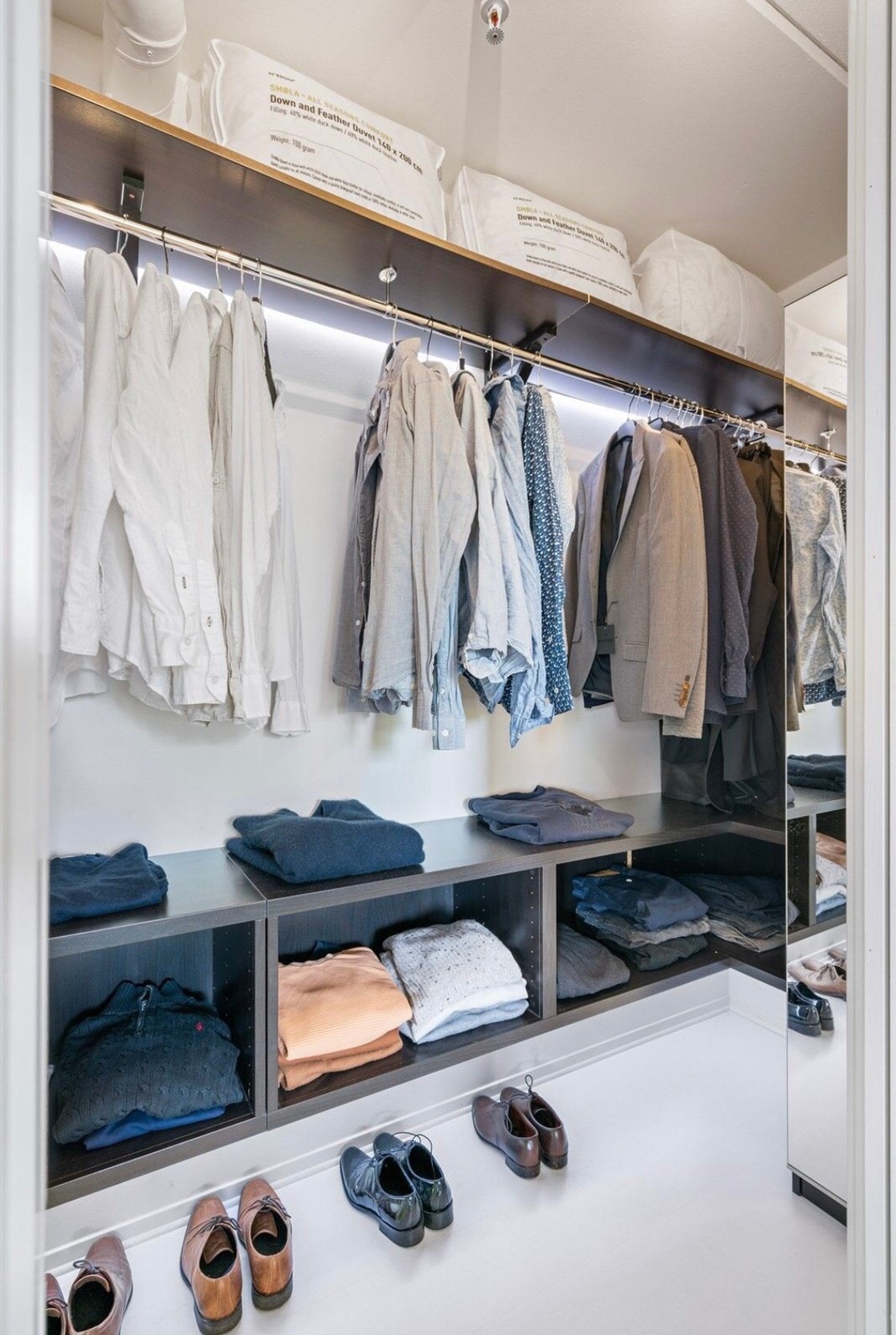 Her er det god plass til oppbevaring av klær og sko. Galleribilde