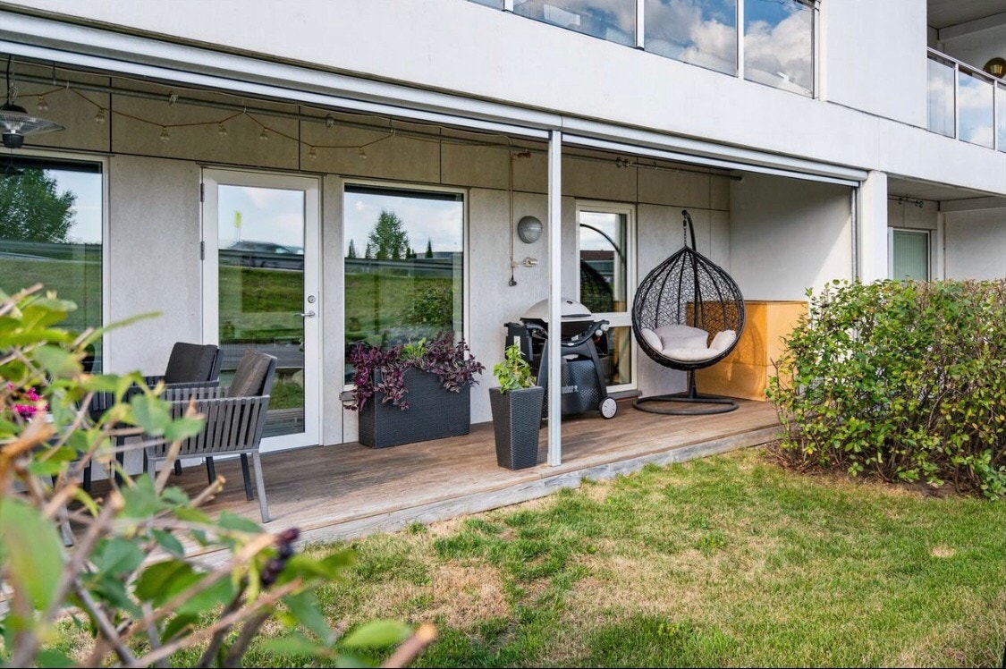Terrassen har god plass til utemøblement og gassgrill. Galleribilde