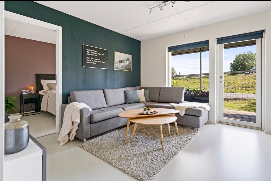 Stuen har store vindusflater som bidrar til svært gode lysforhold og gir en luftig romfølelse. Galleribilde