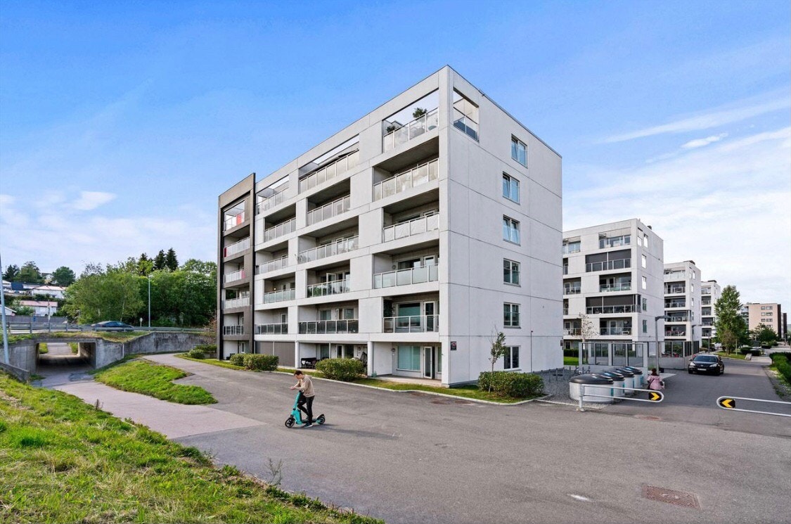 Fra leiligheten har du gangavstand til alle servicetilbud du måtte trenge i hverdagen, samt kollektivtilbud med god forbindelse til Oslo sentrum. Galleribilde