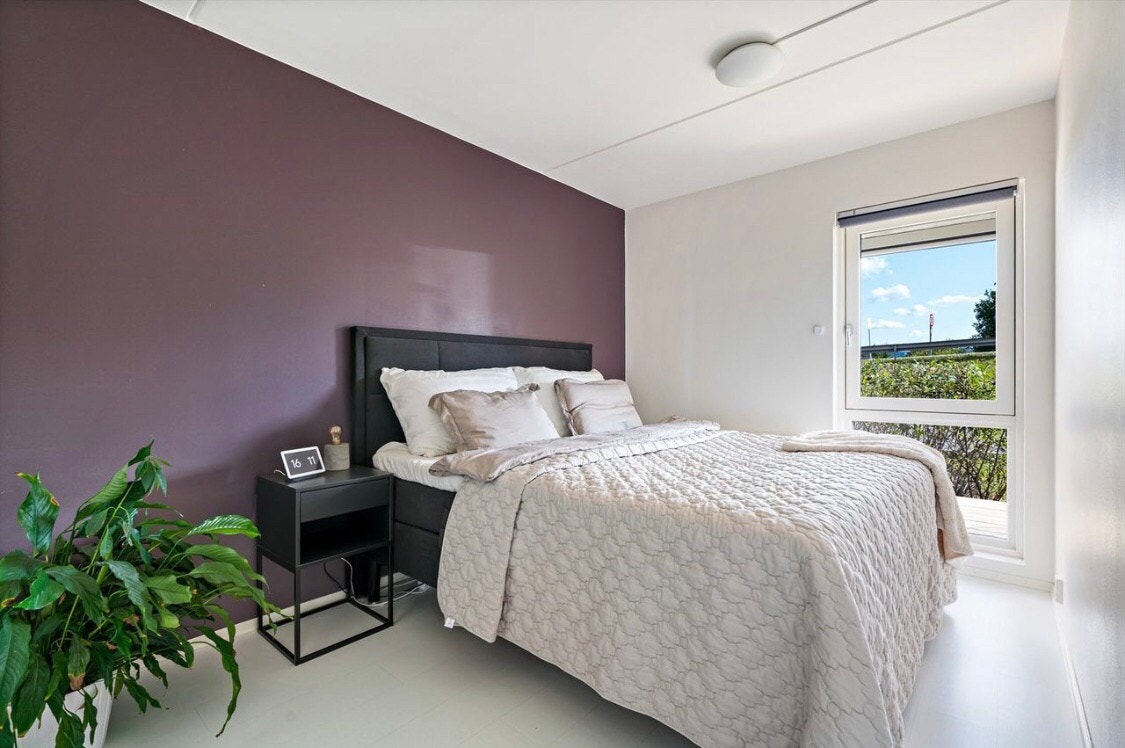 Fra stue kommer man inn til leilighetens romslige og delikate soverom. Galleribilde