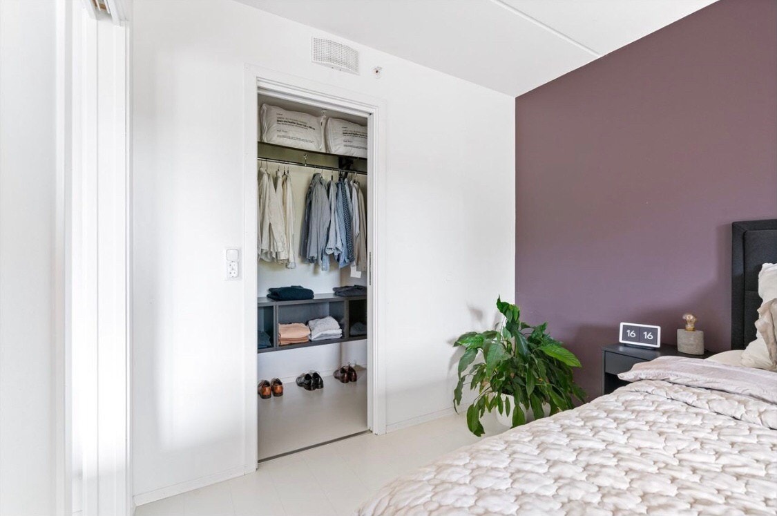 Rommet har god plass til dobbelseng med nattbord på hver side av sengen samt adkomst til et omkledningsrom på 3 kvm. Galleribilde