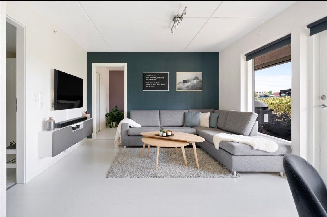 God plass til sofa og tv-løsning. Galleribilde