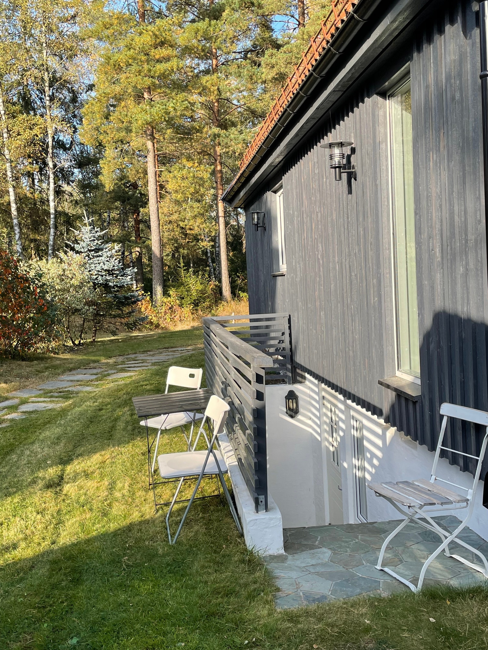 Beliggenhet i skogkanten med turstier og skiløyper. Galleribilde