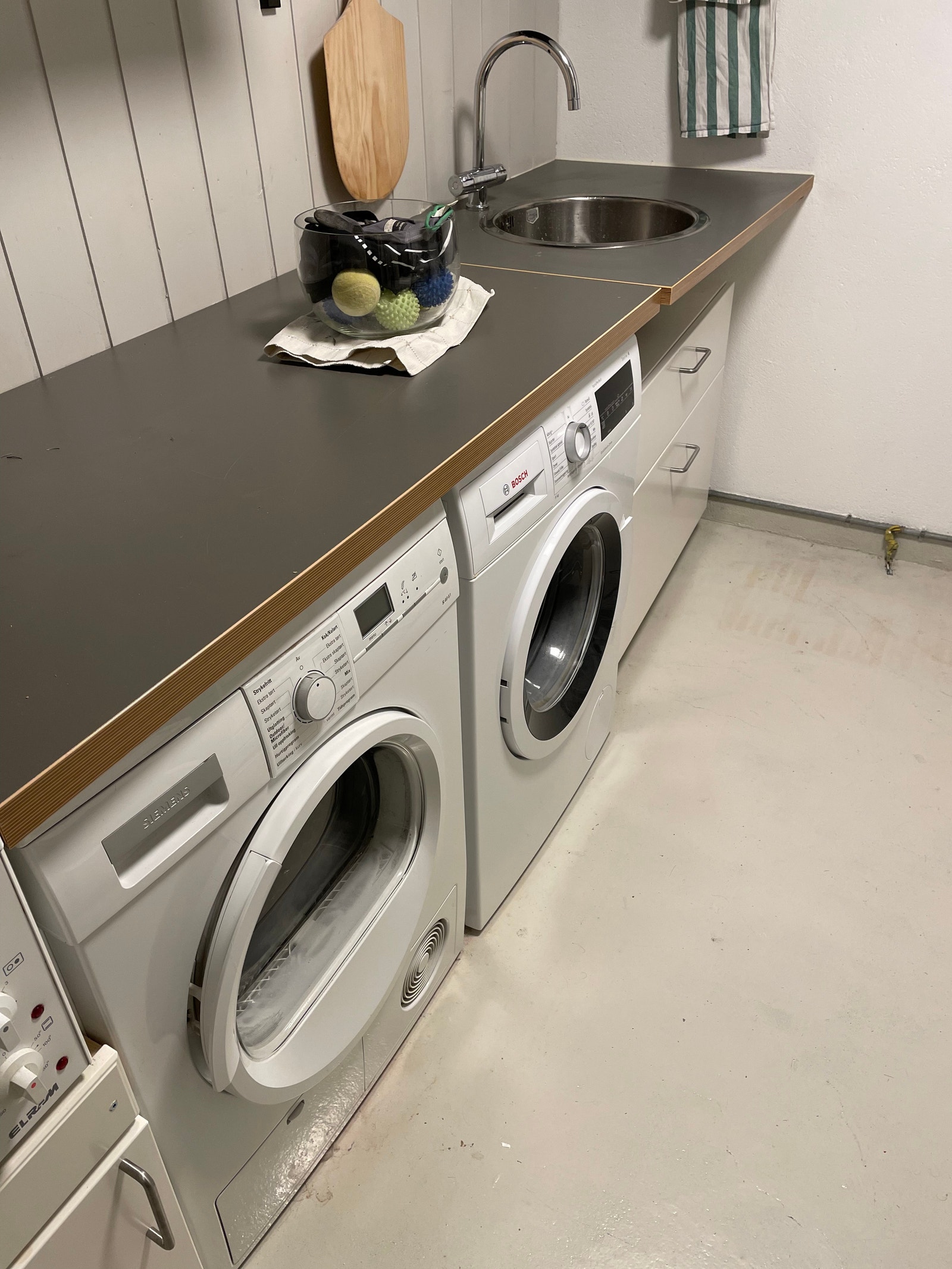 Vaskerom med vaskemaskin og tørketrommel. Galleribilde