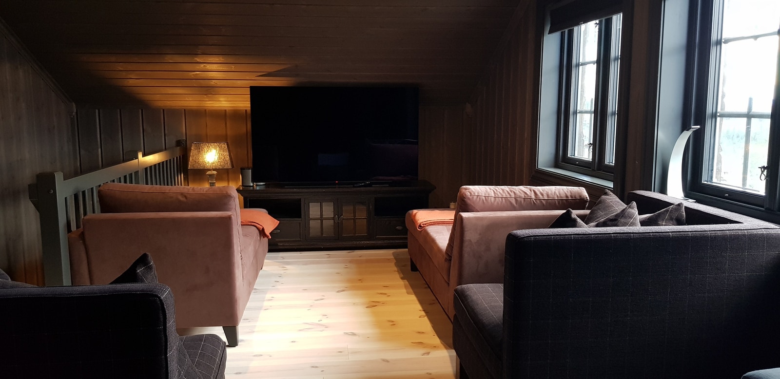Stue i 2.etg. med stort smart TV, kan også brukes til møter Galleribilde