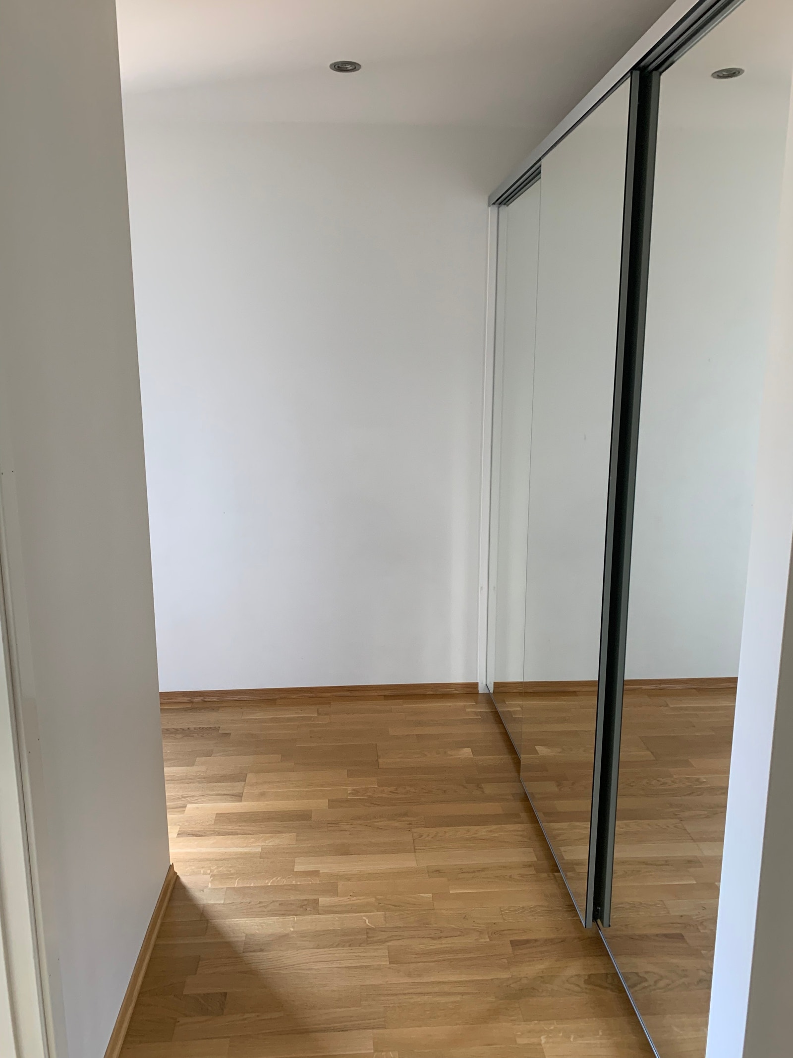 Gang med garderobe Galleribilde