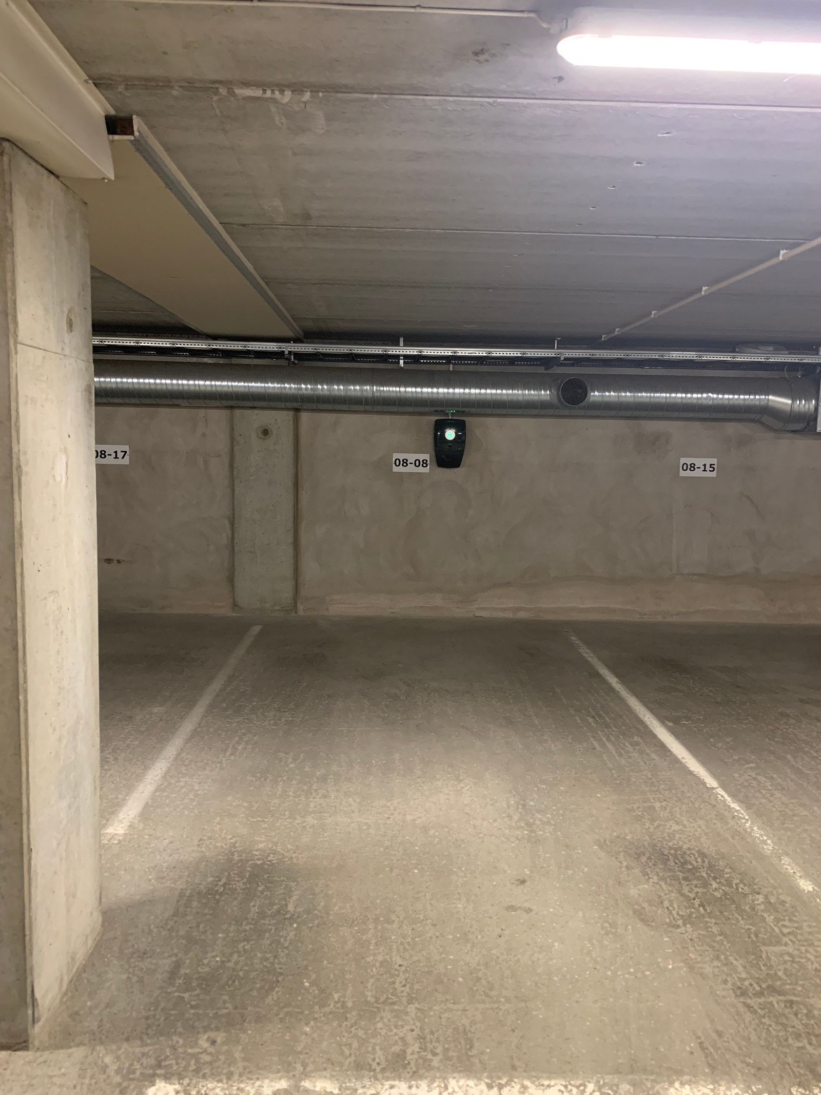 Garasjeplass med El bil lader Galleribilde