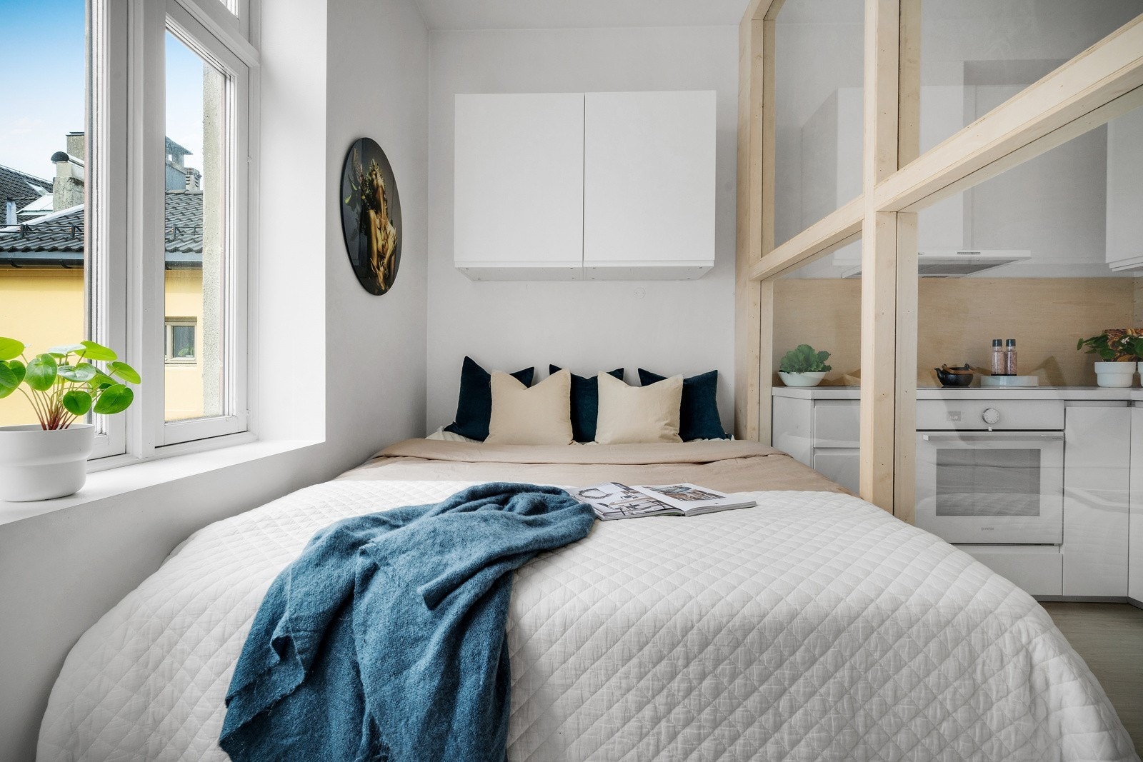 Soverom. Mye skapplass. Stor Pax-garderobe med belysning foran sengen, og ekstra oppbevaring over sengen. Galleribilde