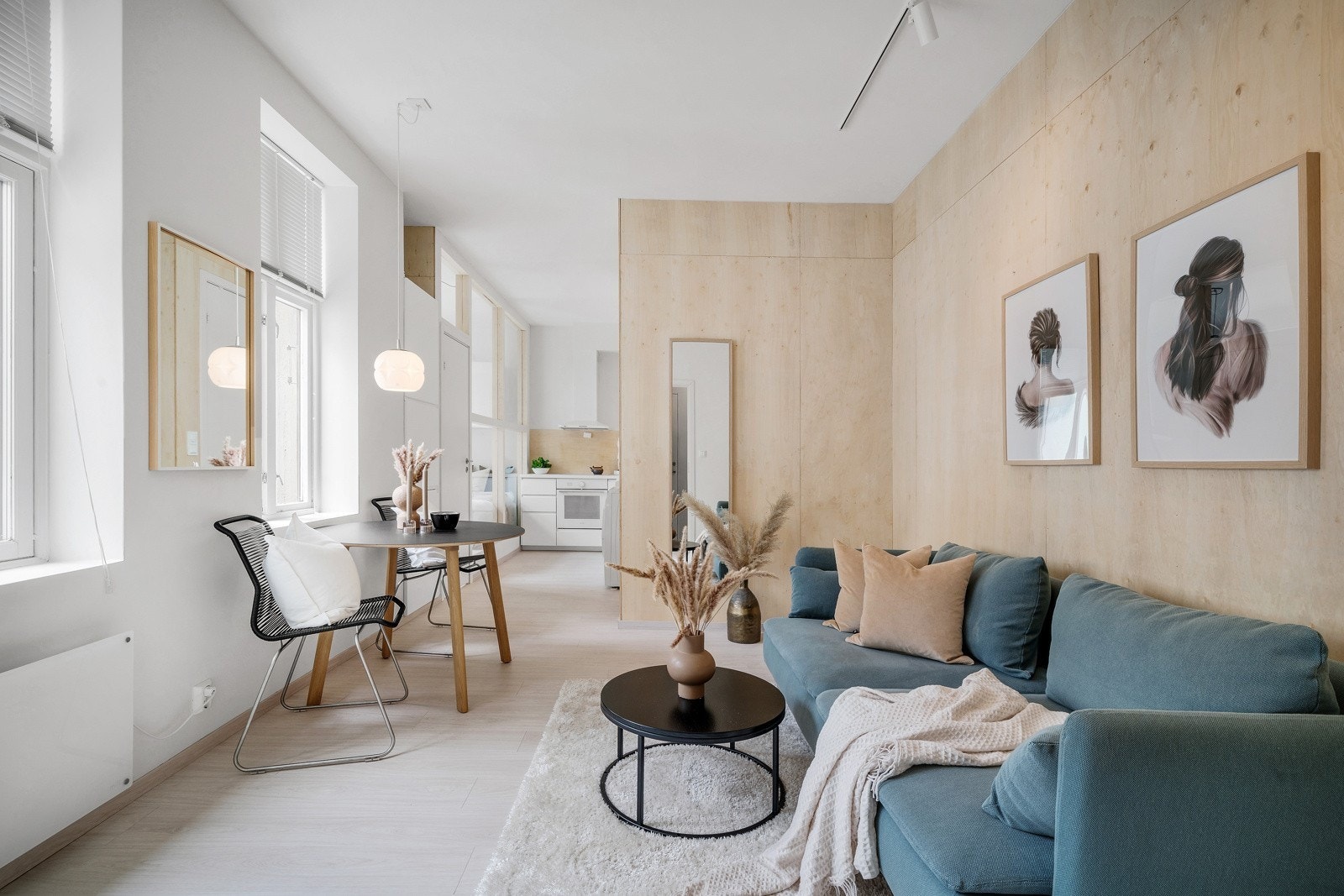 Store vindusflater som vender inn mot stille bakgård. Galleribilde