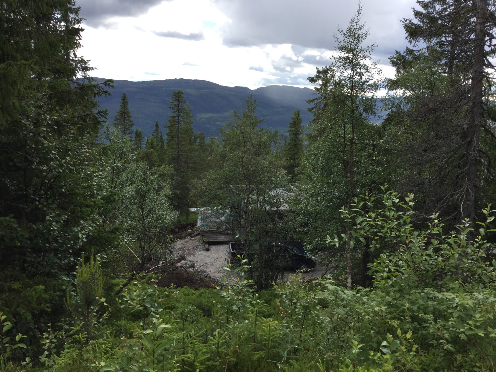 Bildet er tatt ovenfor tomten/brakken og ned mot denne Galleribilde