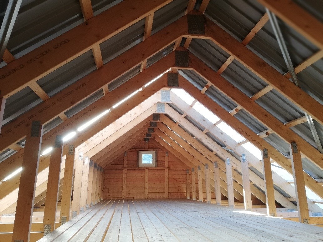 Det er lagt gulv på taksperrene slik at det blir et flott loft. Takplater som slipper lys inn og i tillegg vindu mot sjøen. Galleribilde