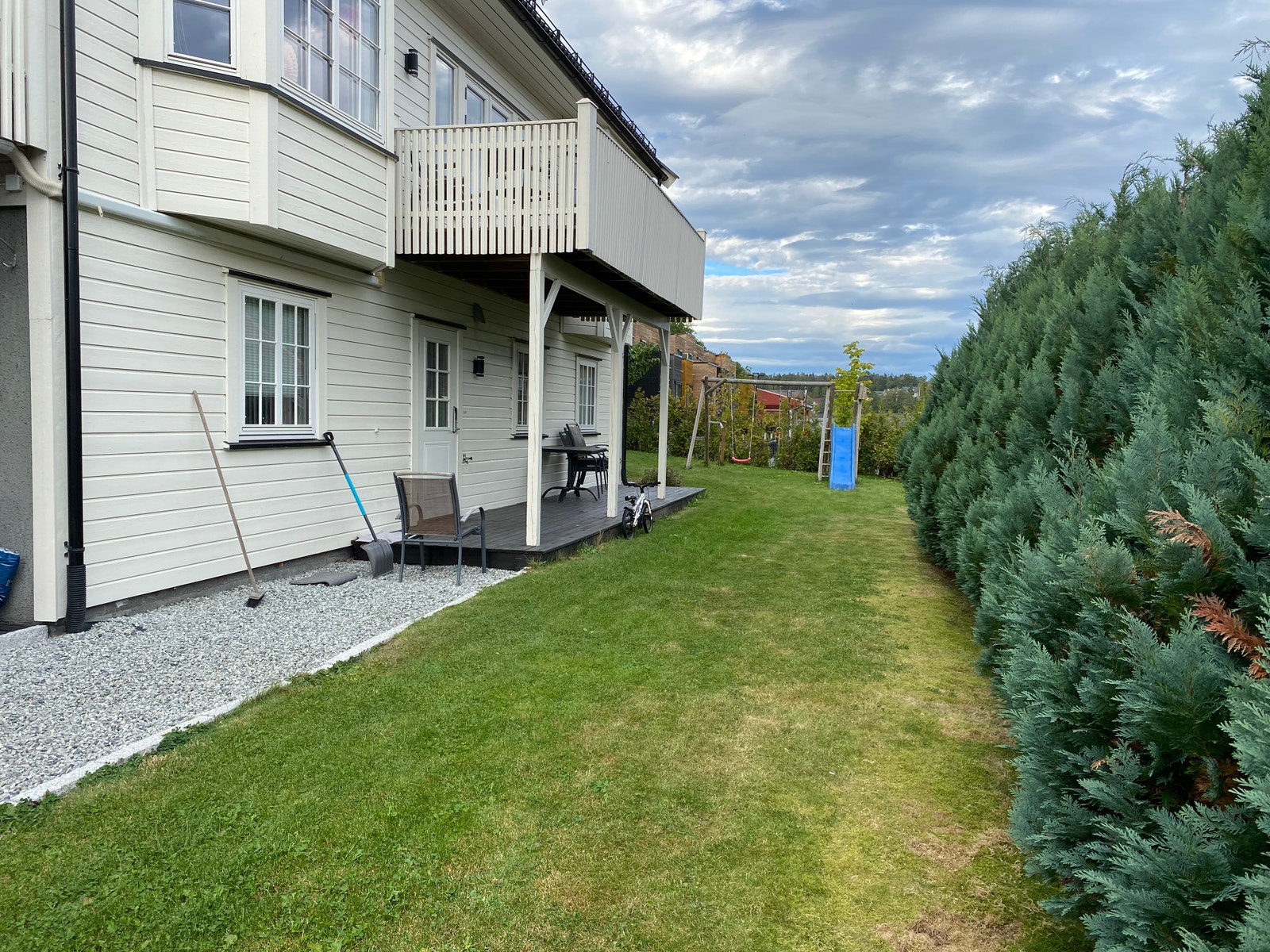 Inngangsparti/hage. Oppgradert med kantstein og beiset platting/inngangsparti i 2020. Galleribilde