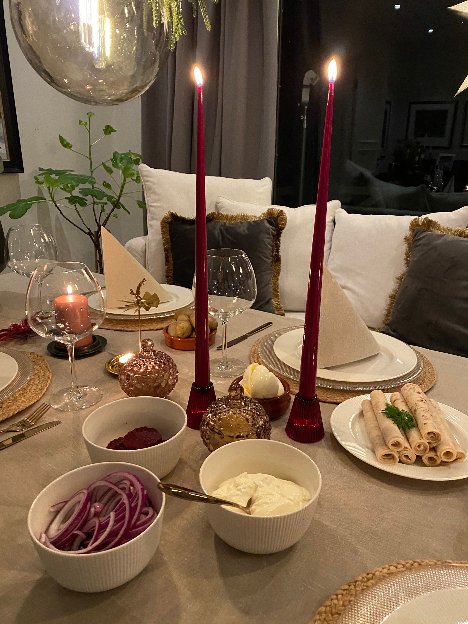 Dekketøy og glasstøy. Beige, hvite og grå linduker kan leies mot tillegg. Galleribilde