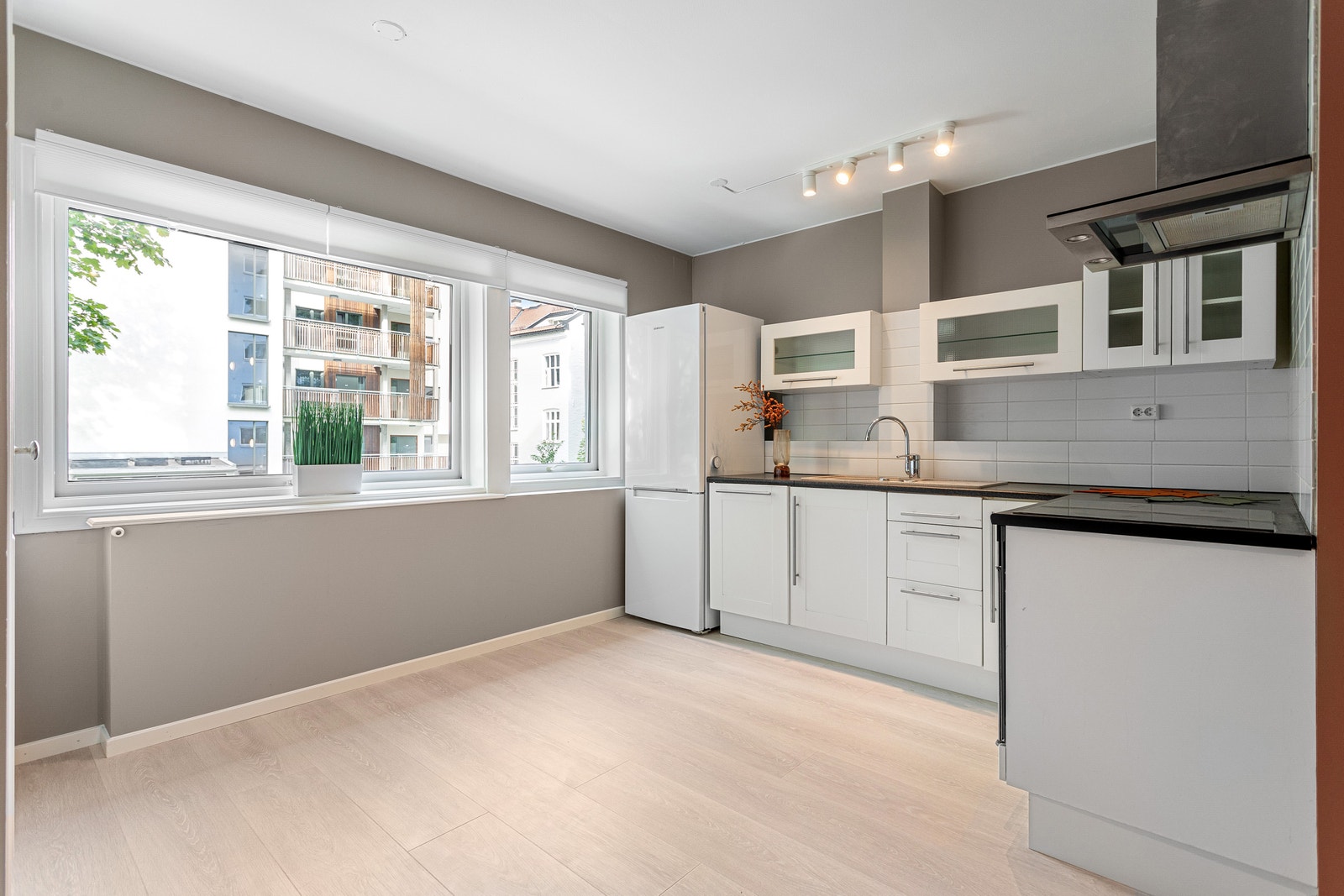 Kjøkken med plass til spisegruppe Galleribilde