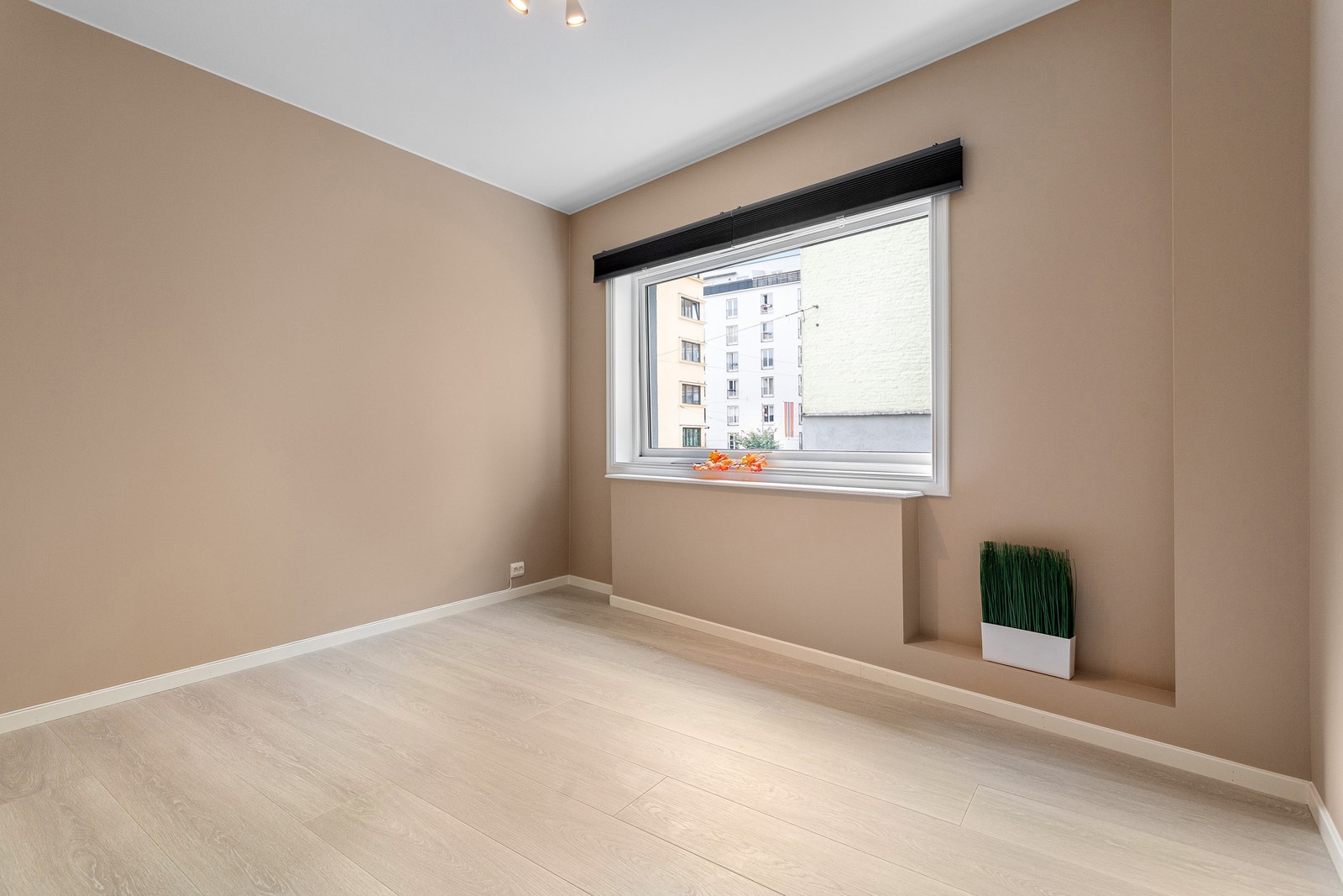 Romslig soverom 2 med nydelig farge Galleribilde