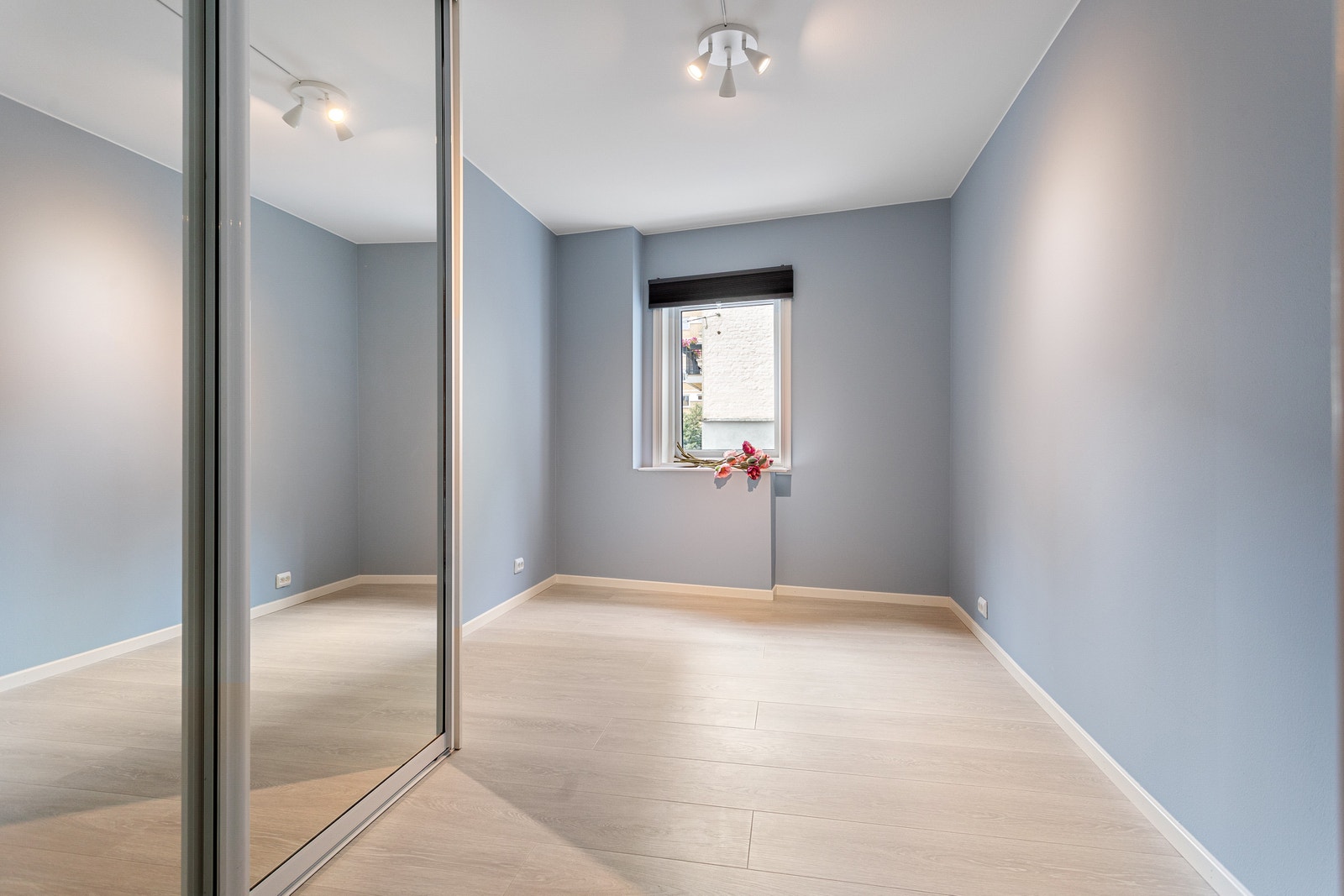 Romslig soverom 1 uten møbler Galleribilde