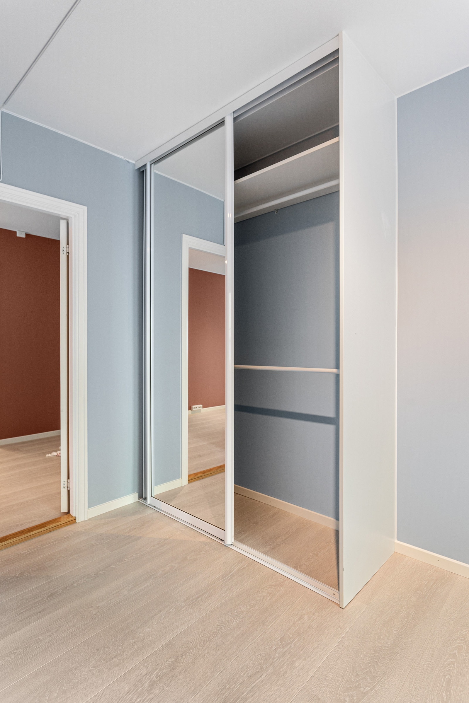 Soverom 1 med stort garderobeskap Galleribilde