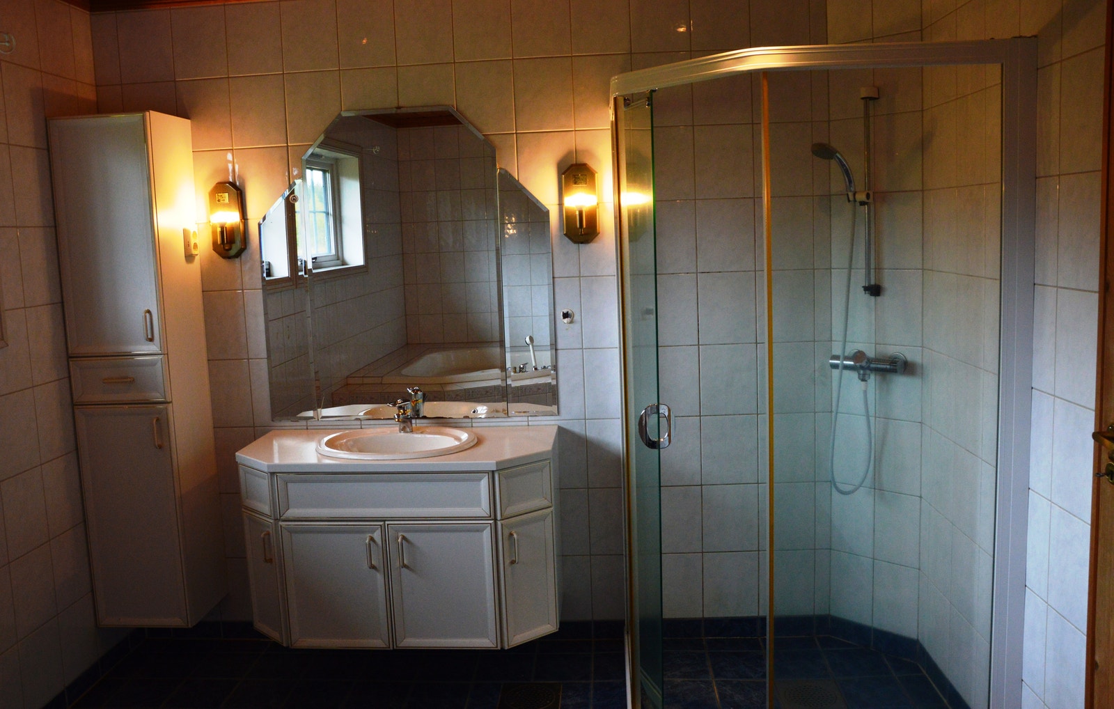 Bad med dusj, boblebad og toalett Galleribilde