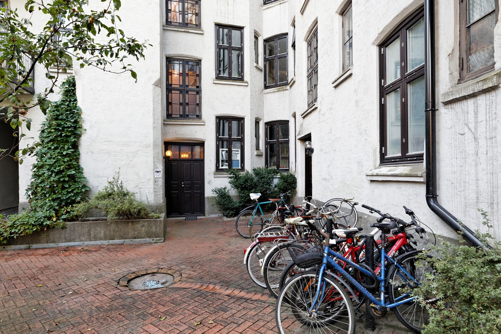 Sykkelparkering i bakgården Galleribilde