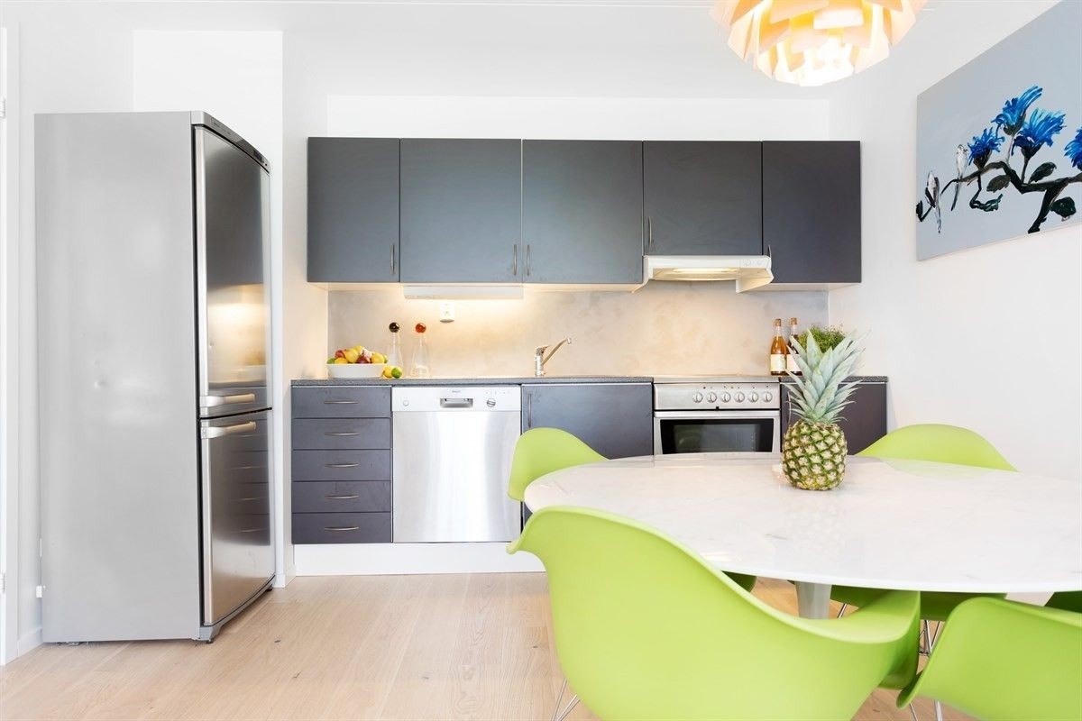 Stue/kjøkken-løsning med meget god planløsning. Plass til sofagruppe, spisegruppe, tv-benk med mer. Galleribilde