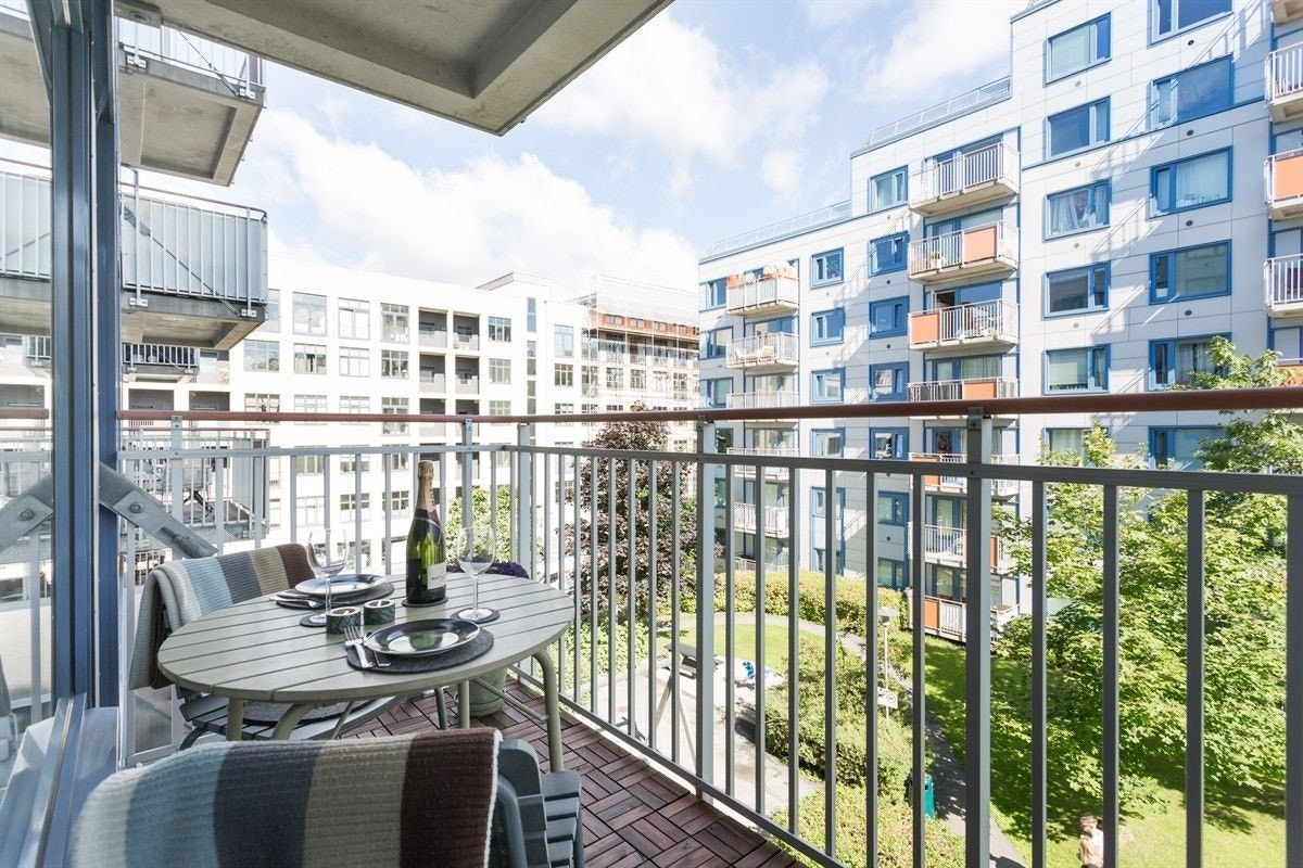 Romslig balkong med plass til blant annet sittegruppe og grill. Galleribilde