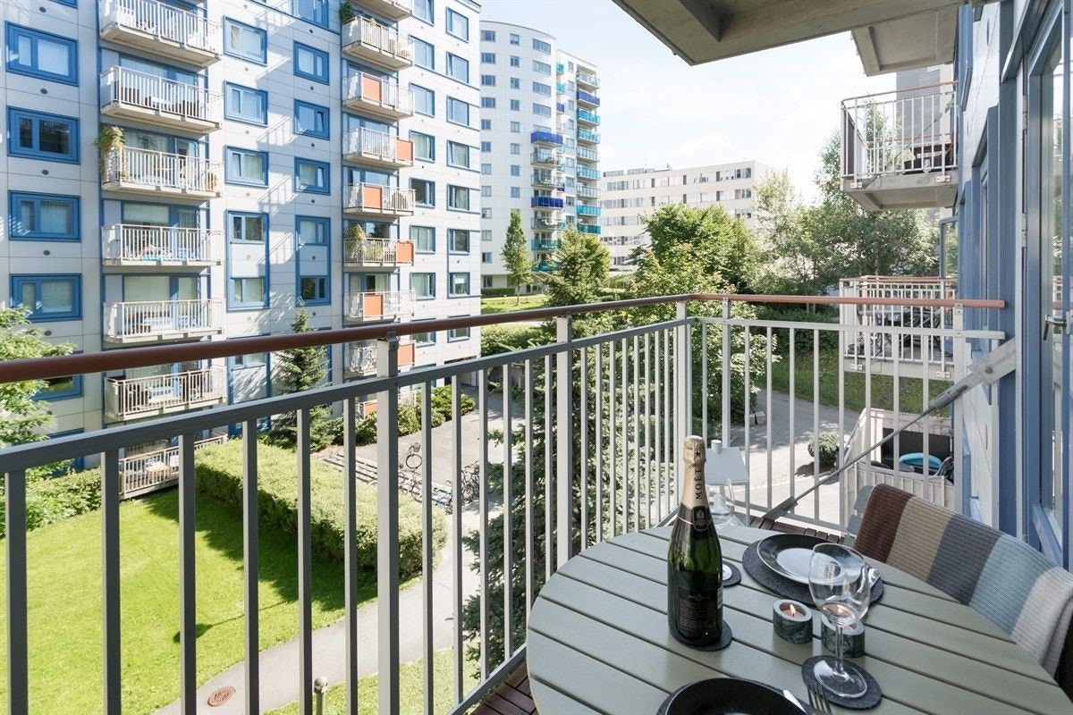 Romslig balkong med plass til blant annet sittegruppe og grill. Galleribilde