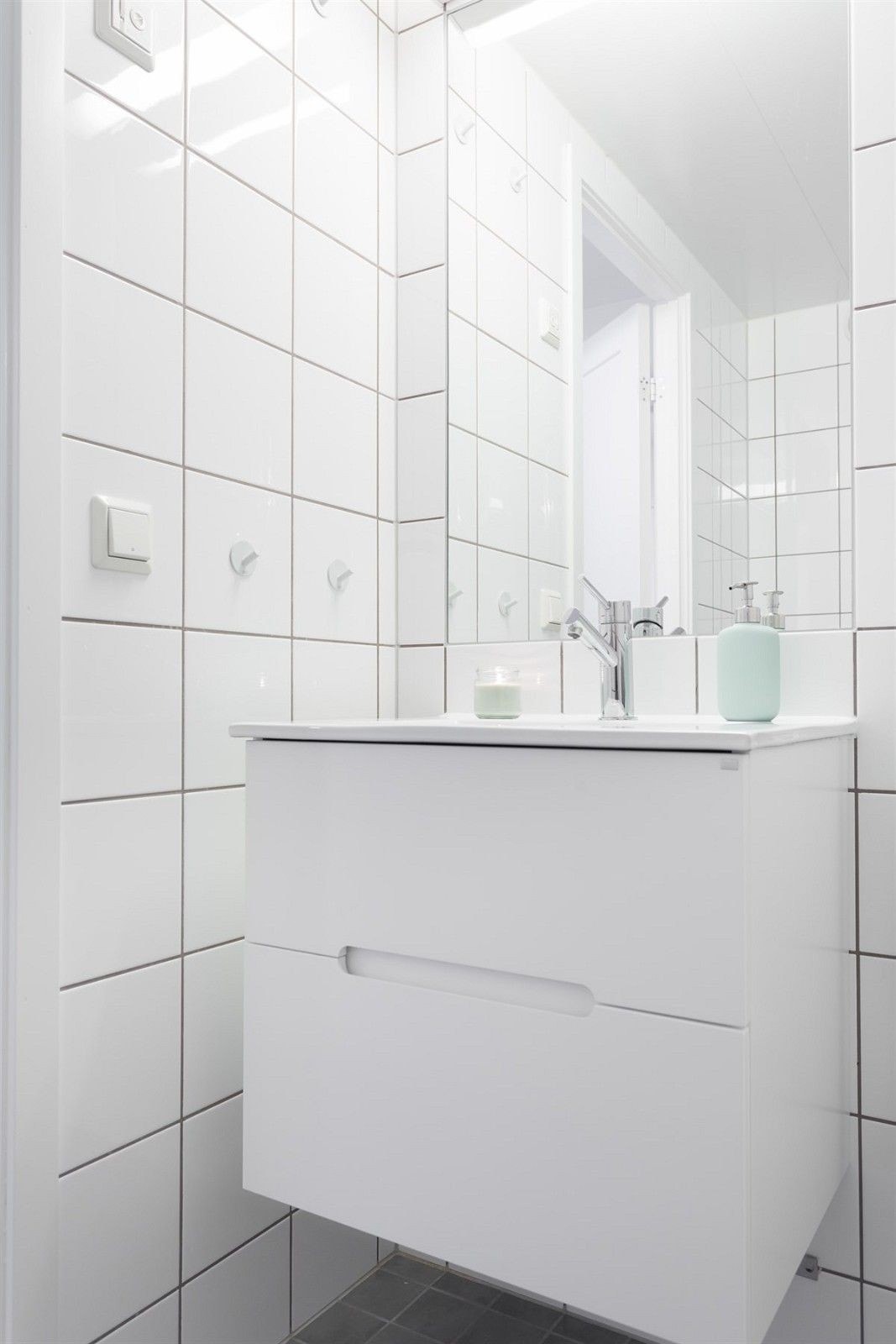 Romslig flislagt bad. Vaskemaskin kan medfølge. Galleribilde