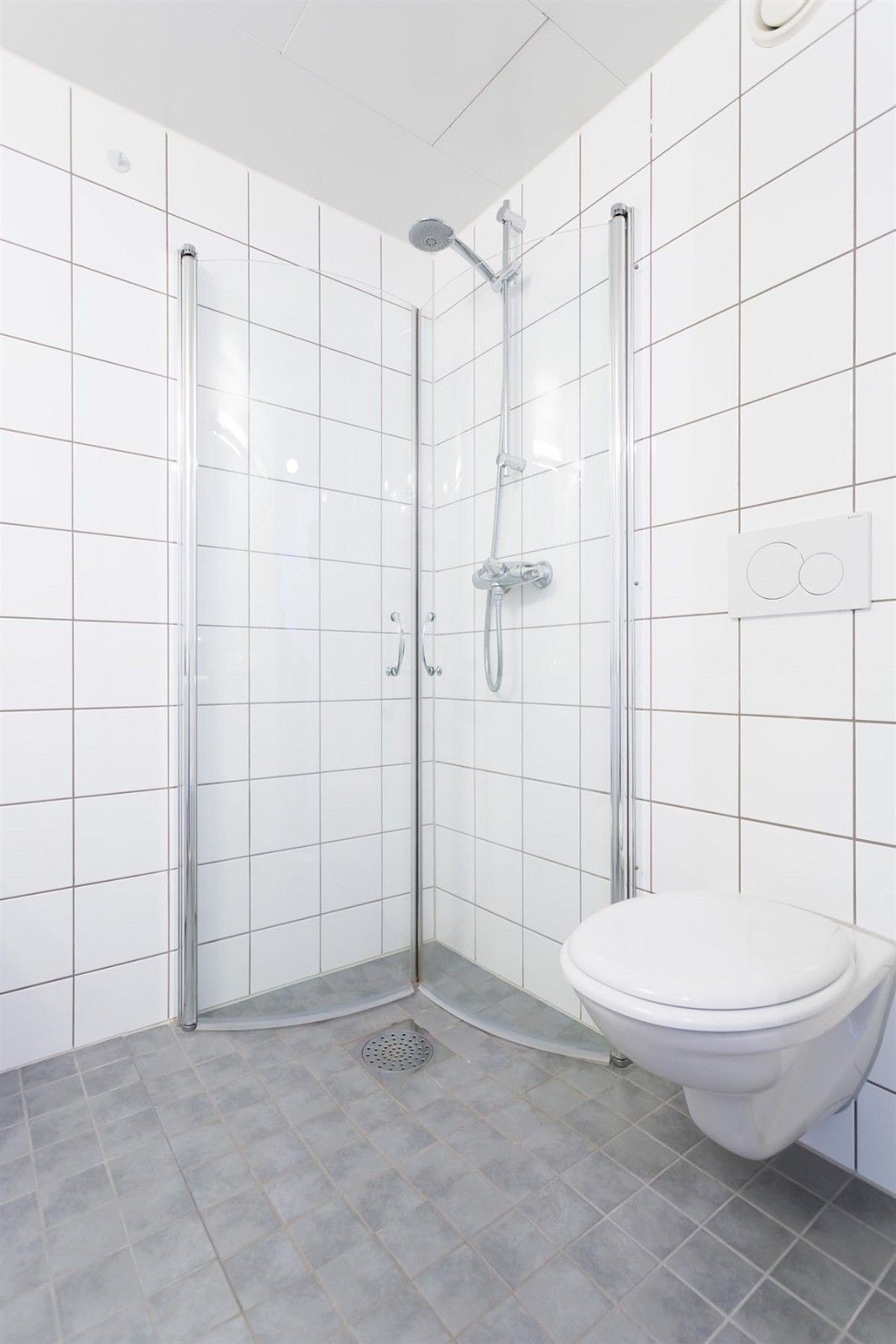 Romslig flislagt bad. Vaskemaskin kan medfølge. Galleribilde