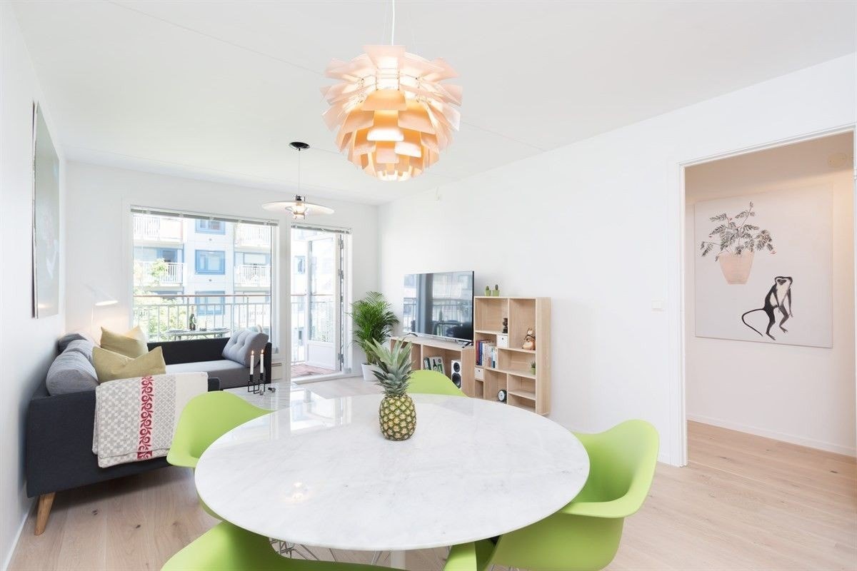 Stue/kjøkken-løsning med meget god planløsning. Plass til sofagruppe, spisegruppe, tv-benk med mer. Galleribilde