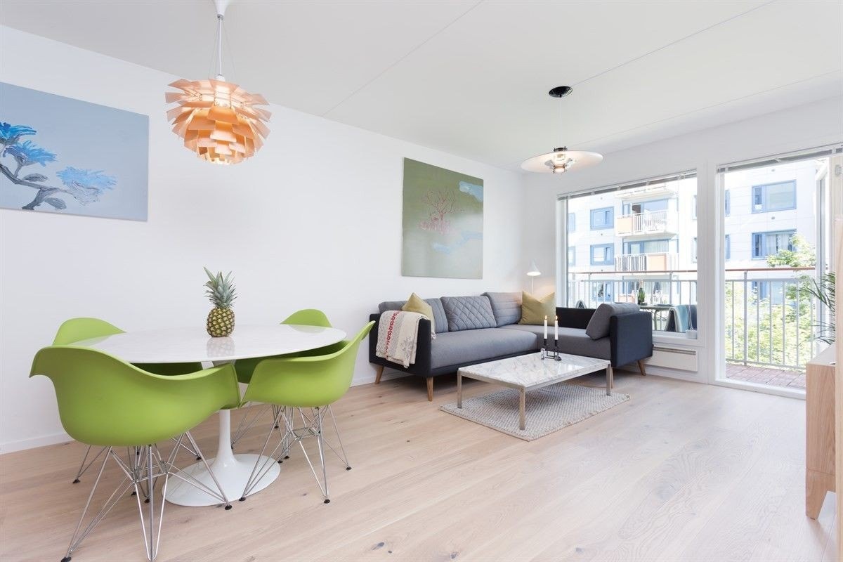 Stue/kjøkken-løsning med meget god planløsning. Plass til sofagruppe, spisegruppe, tv-benk med mer. Galleribilde