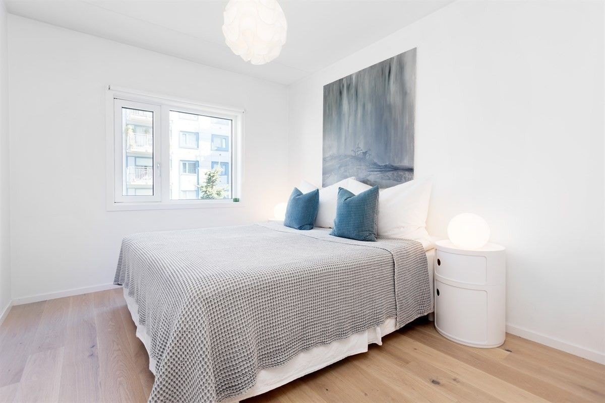 Stort soverom med mye skapplass. Galleribilde