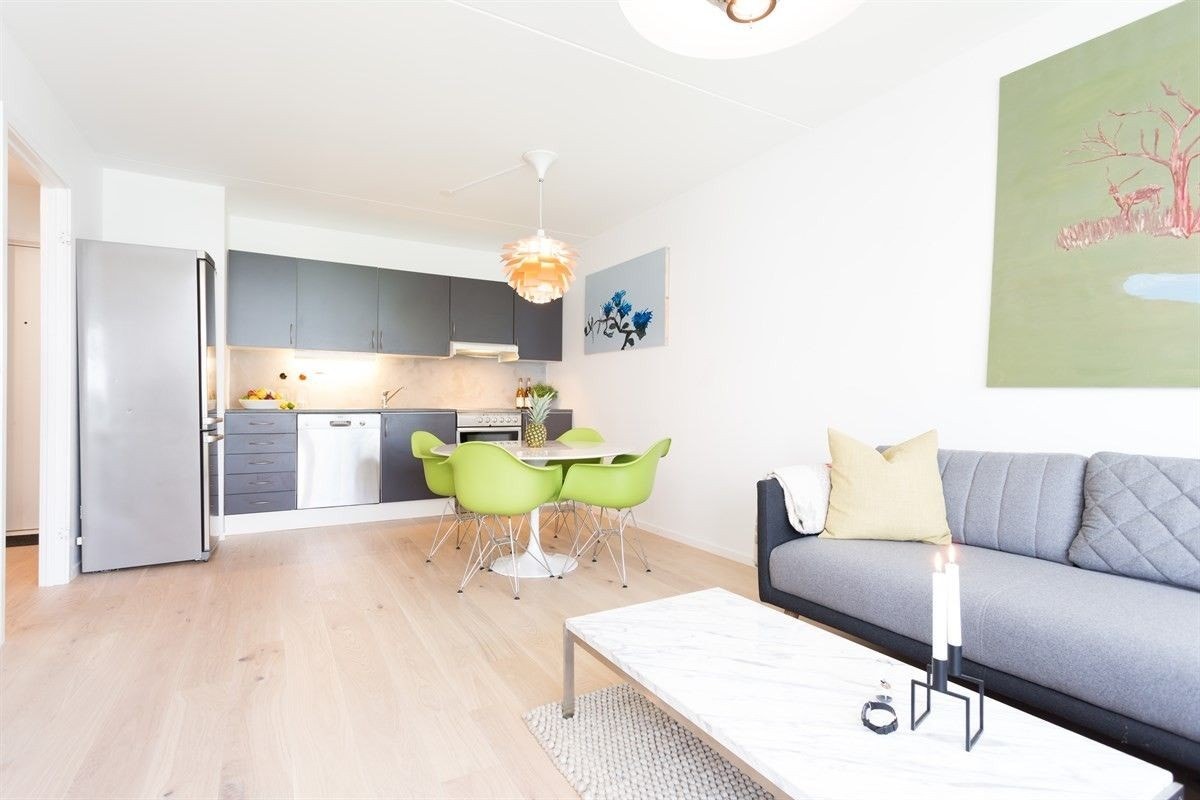 Stue/kjøkken-løsning med meget god planløsning. Plass til sofagruppe, spisegruppe, tv-benk med mer. Galleribilde