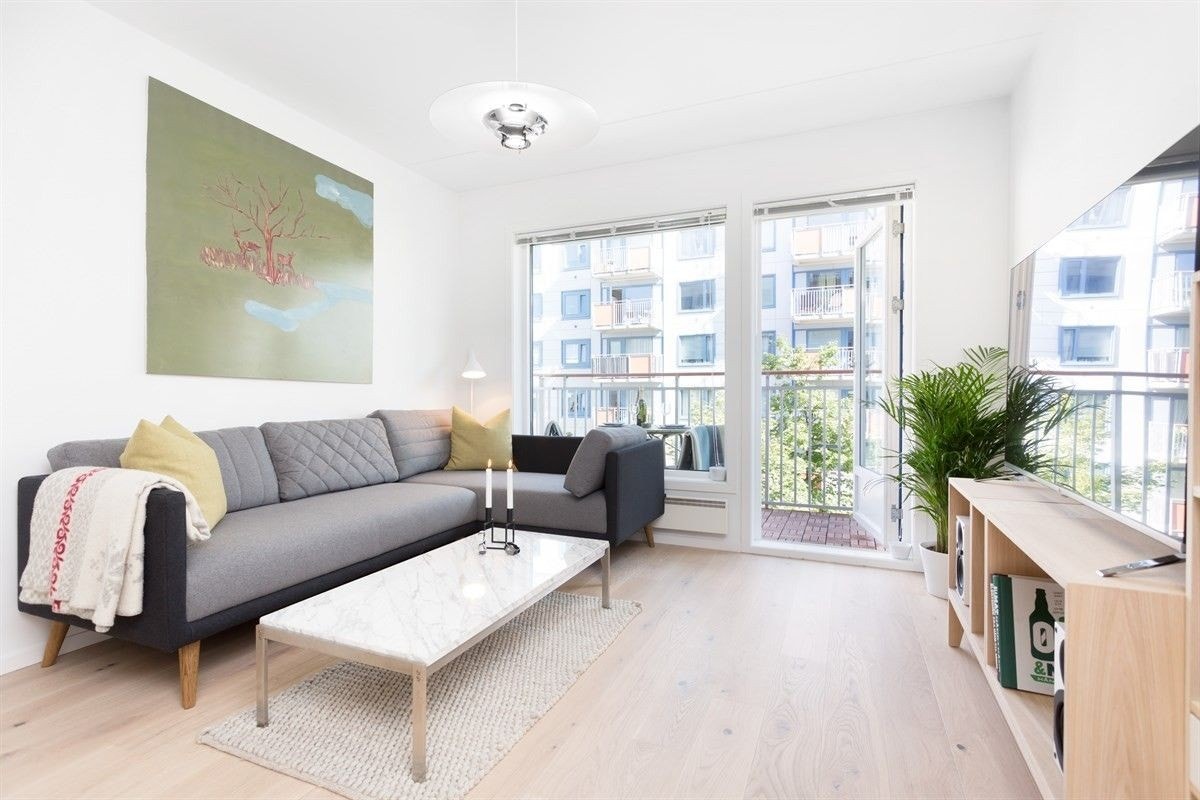 Stue/kjøkken-løsning med meget god planløsning. Plass til sofagruppe, spisegruppe, tv-benk med mer. Galleribilde