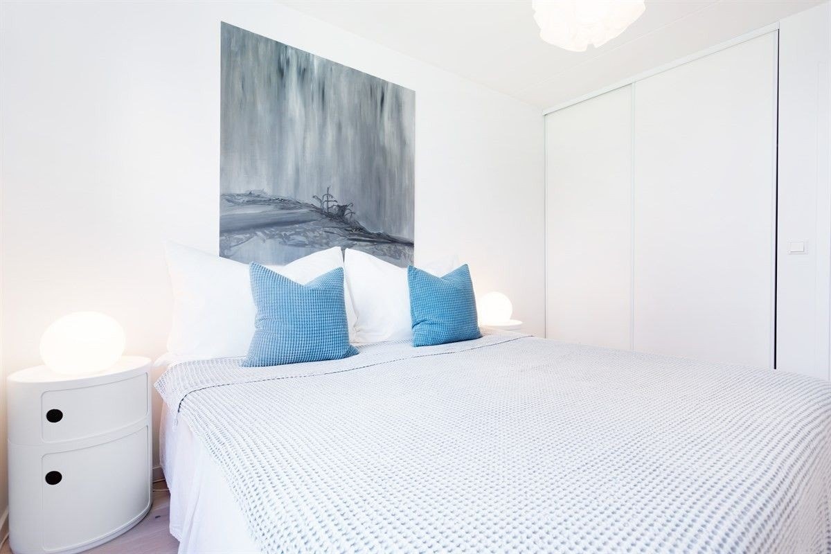 Stort soverom med mye skapplass. Galleribilde