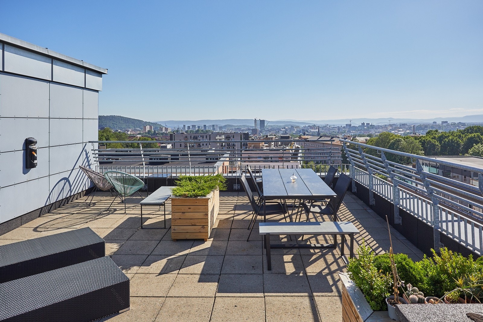 Utsikten fra den felles takterrassen er spektakulær! Fine møbler på takterassen. Kom og se! Galleribilde