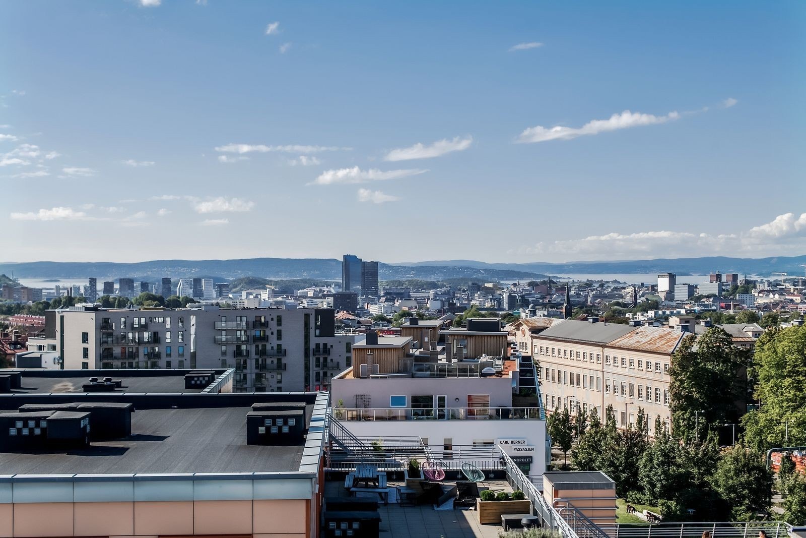 Utsikten fra den felles takterrassen er spektakulær! Fine møbler på takterassen. Kom og se! Galleribilde