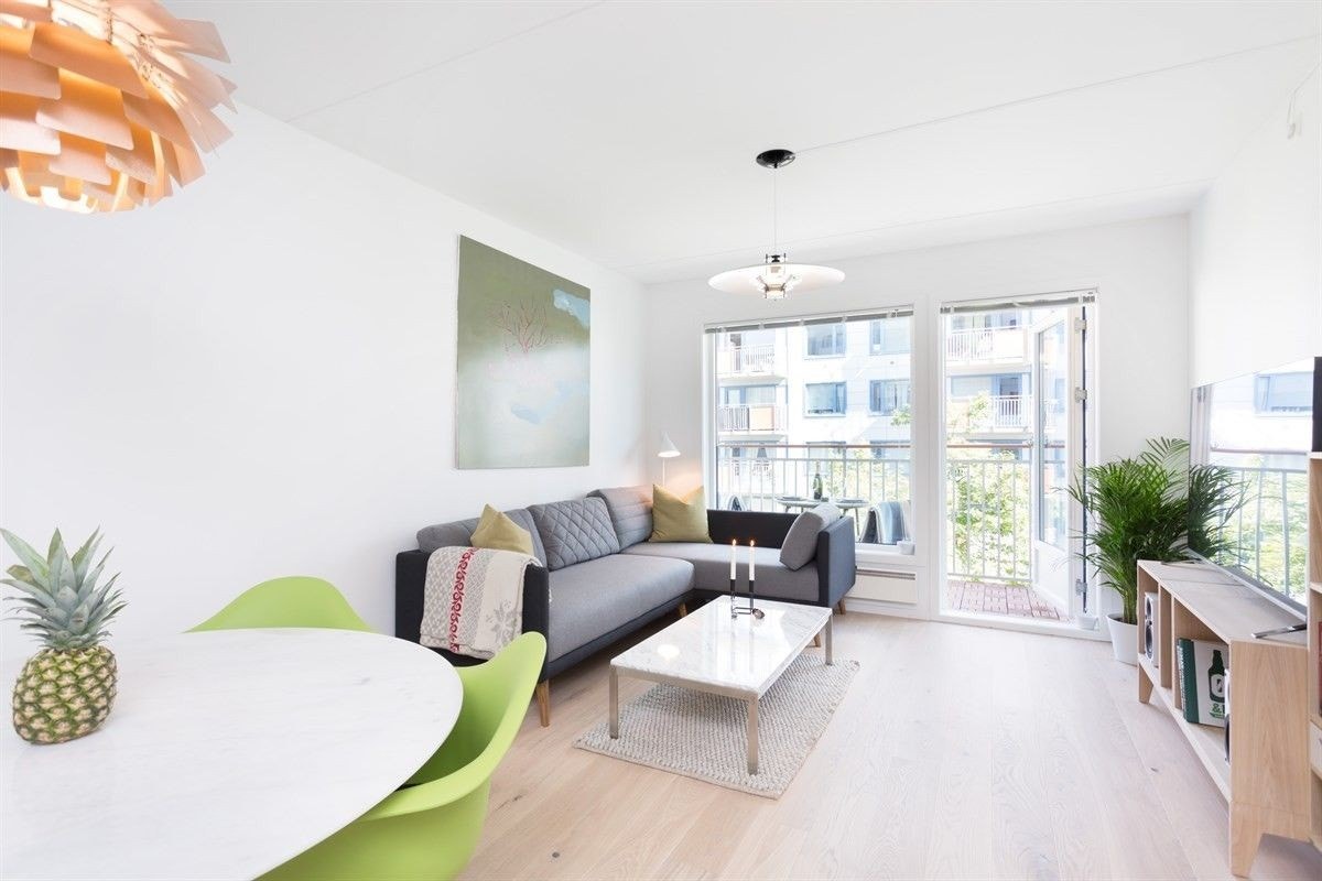 Stue/kjøkken-løsning med meget god planløsning. Plass til sofagruppe, spisegruppe, tv-benk med mer. Galleribilde