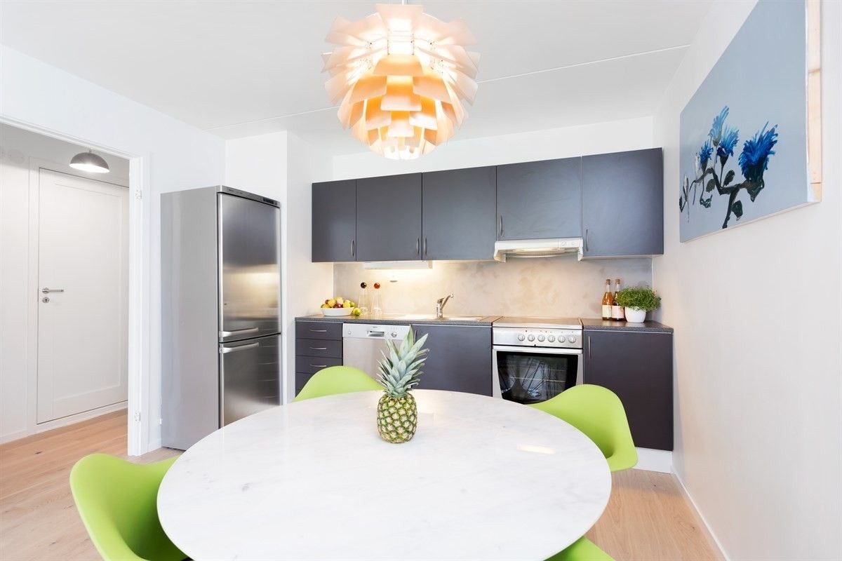 Stue/kjøkken-løsning med meget god planløsning. Plass til sofagruppe, spisegruppe, tv-benk med mer. Galleribilde